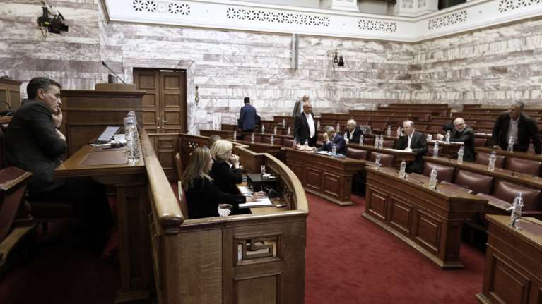 Μετωπική σύγκρουση για την καταβολή του μερίσματος στη Βουλή