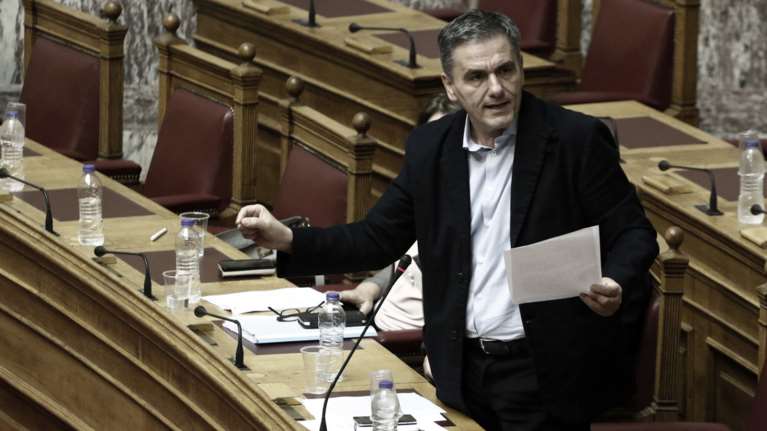 Μεσαία τάξη κατά Τσακαλώτο όσοι έχουν εισόδημα 12-18 χιλ.€!