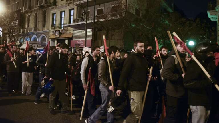 Πορεία μελών ΑΝΤΑΡΣΥΑ στο Πολυτεχνείο -Με πανό και συνθήματα