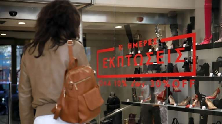 Πτωτικά κινήθηκε ο τζίρος στις ενδιάμεσες εκπτώσεις