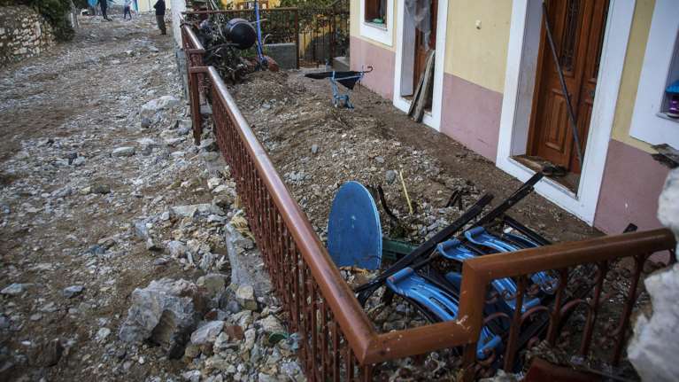 Guardian: H παράνομη δόμηση σε ρέματα &amp; κοίτες συνέβαλε στην καταστροφή