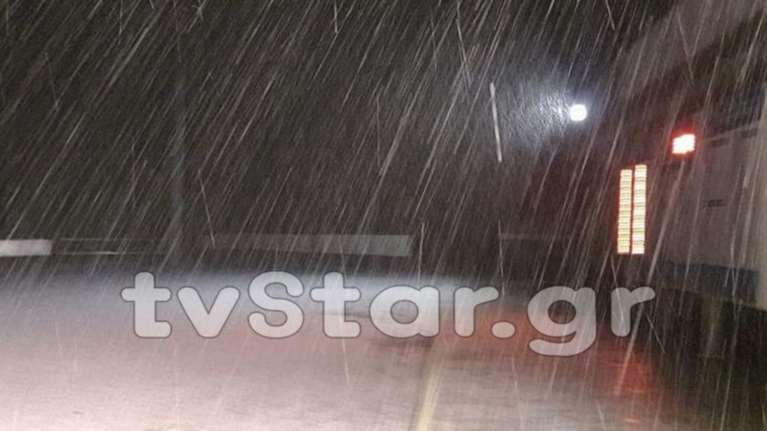 «Ασπρισε» ο Παρνασσός-Χαλάζι κάλυψε τους δρόμους-φωτό