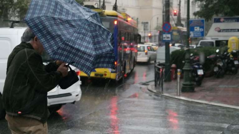 Καιρός: Άλλη μια μέρα με βροχές και καταιγίδες κατά τόπους ισχυρές