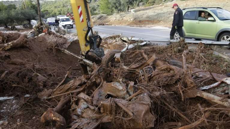 Μαρτυρίες κατοίκων της Μάνδρας: «Θα φύγω, δεν αξίζει να μένω πια εδώ»
