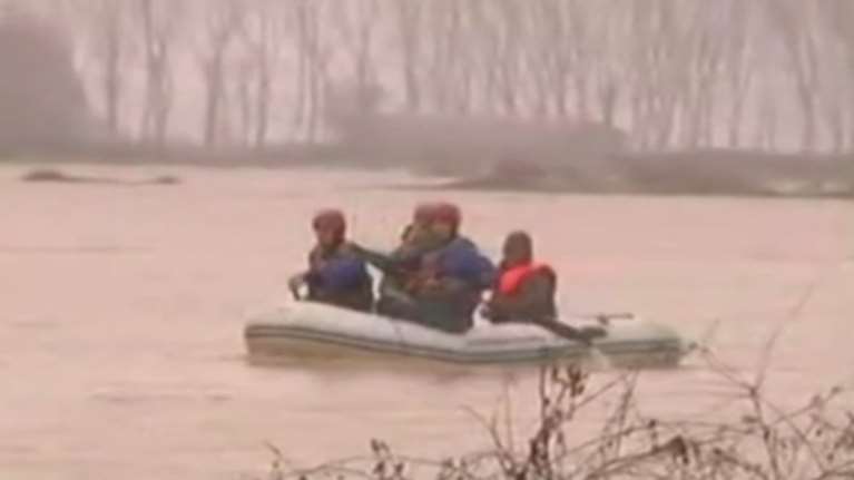 Δραματική διάσωση με...βάρκα σε χωράφια στην Πιερία - Βίντεο