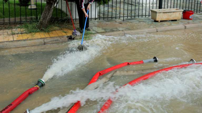 Απεγκλωβισμός μάνας με τρία παιδιά από το σπίτι τους στη Σαλαμίνα