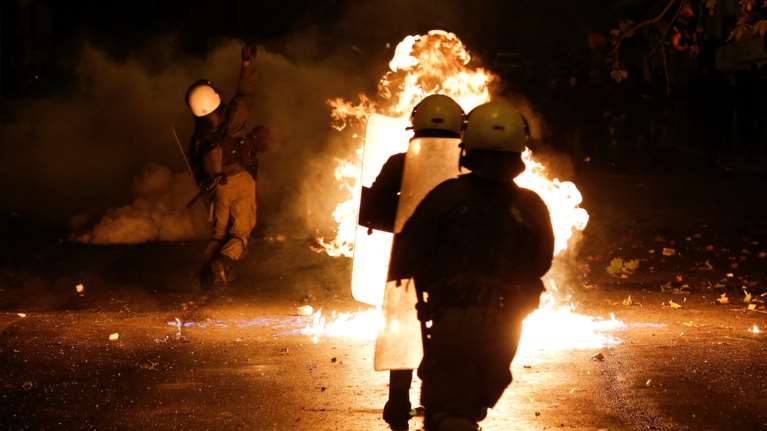 Επεισόδια και μολότοφ μετά την πορεία για το Πολυτεχνείο