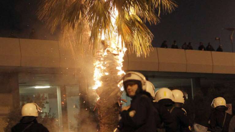 Eπεισόδια έξω από το ΣΕΦ και ρίψη δακρυγόνων