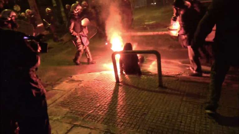 Σκληρές εικόνες:Η στιγμή που η φωτοβολίδα χτυπάει την δικηγόρο στα Εξάρχεια