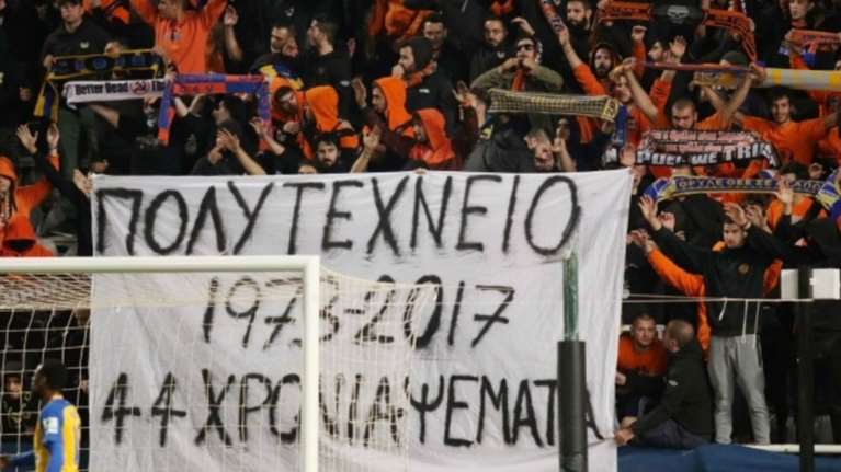 Οπαδοί του ΑΠΟΕΛ κατά Πολυτεχνείου: «44 χρόνια ψέματα»