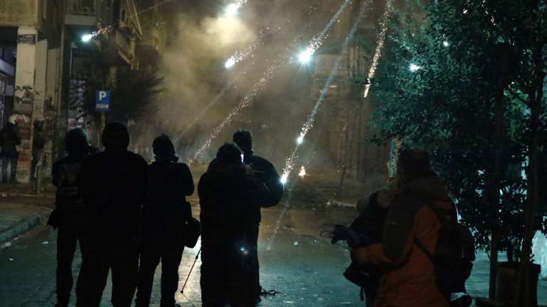 Δεκαέξι συλλήψεις και 23 προσαγωγές στα επεισόδια χθες στα Εξάρχεια