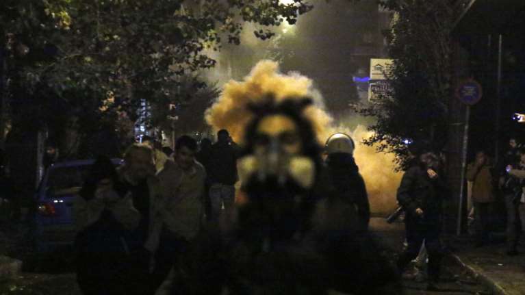 Σε σοβαρή κατάσταση η δικηγόρος που τραυματίστηκε από φωτοβολίδα