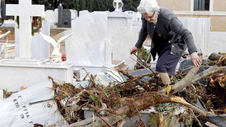 Θρήνος χωρίς τέλος στη Μάνδρα αγνοούνται άλλοι 3 άνθρωποι