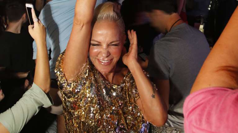 Η Νατάσα Καλογρίδη πέταξε τον εαυτό της στα... σκουπίδια [Βίντεο]