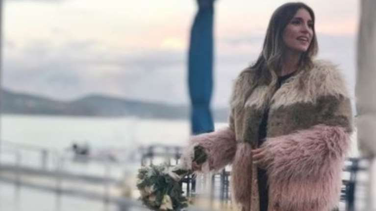 Ο «άγνωστος» αδελφός της Οικονομάκου στον γάμο της αδελφής του [Εικόνες]