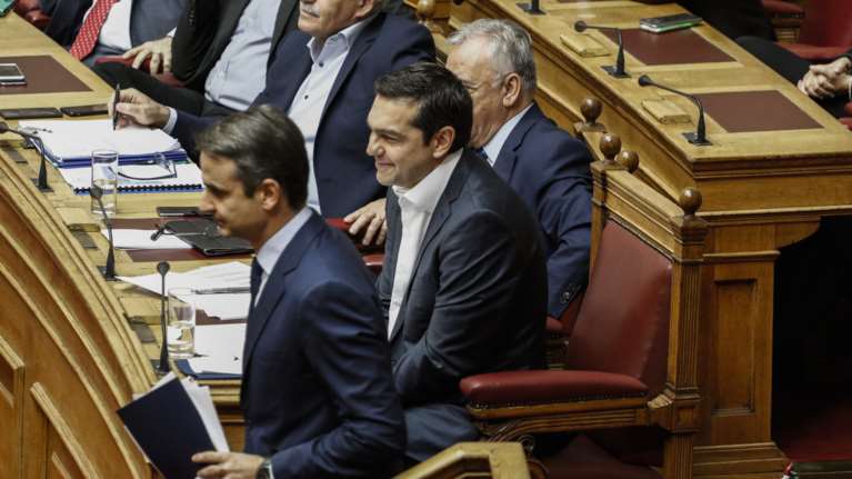 Σύγκρουση κορυφής στη Βουλή για το μέρισμα, τις πλημμύρες και τους φόρους