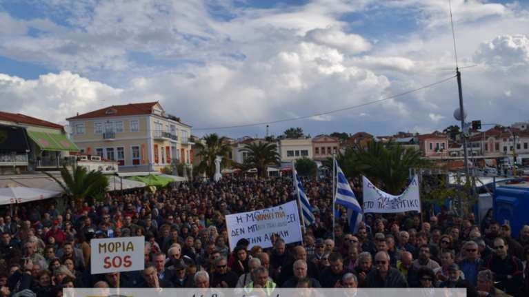 Βγήκαν στον δρόμο για το προσφυγικό στη Λέσβο (Εικόνες και Βίντεο)