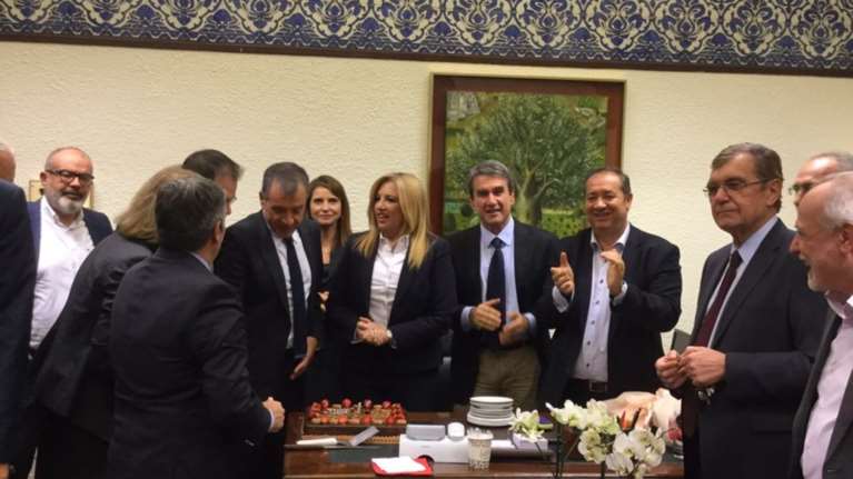 Η έκπληξη στη Βουλή για τα γενέθλια της Φώφης Γεννηματά   φωτό