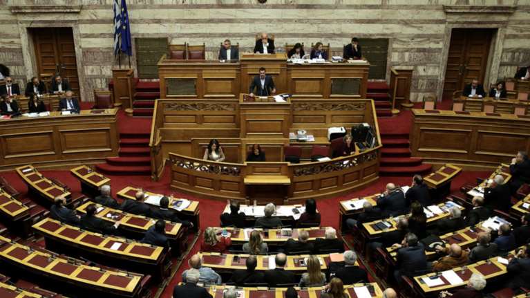 Ψηφίστηκε το νομοσχέδιο για τη διανομή του κοινωνικού μερίσματος