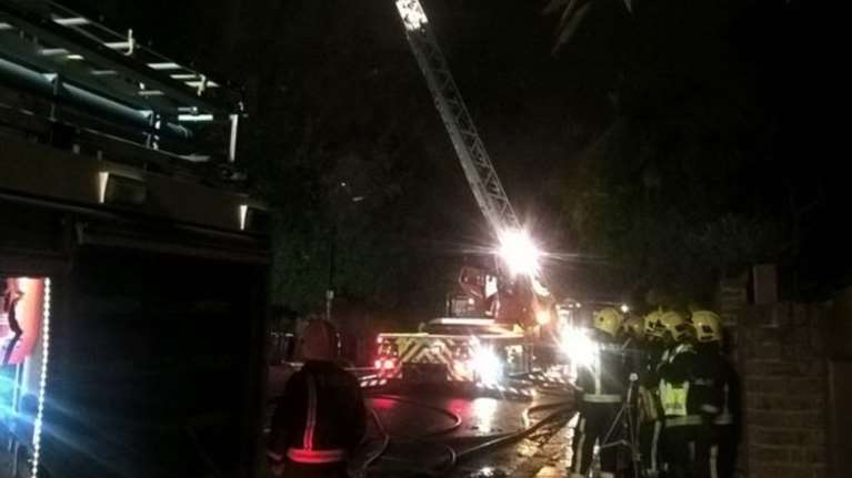 Μεγάλη πυρκαγιά σε συγκρότημα κατοικιών στο Λονδίνο με μία νεκρή