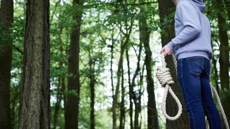 42χρονος κρεμάστηκε με σεντόνι σε δέντρο πίσω από σχολείο