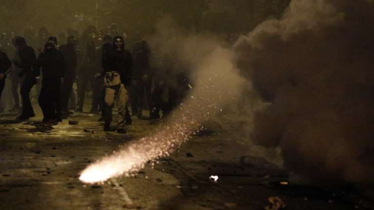 Ελεύθεροι υπό όρους οι 2 συλληφθέντες σε επεισόδια στα Εξάρχεια