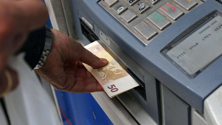 Εκρυψε το θάνατο της γυναίκας του και 3 χρόνια εισέπραττε το επίδομα της