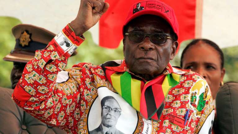 Ο Μουγκάμπε παραιτήθηκε (επιτέλους) πριν τον καθαιρέσουν