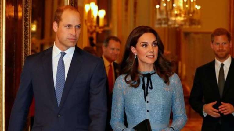 Το κολιέ της βασίλισσας πέρασε στο... λαιμό της Κέιτ Μίντλετον