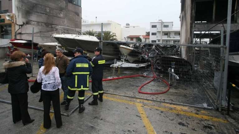 Υπό έλεγχο η φωτιά σε σκάφος στη Γλυφάδα