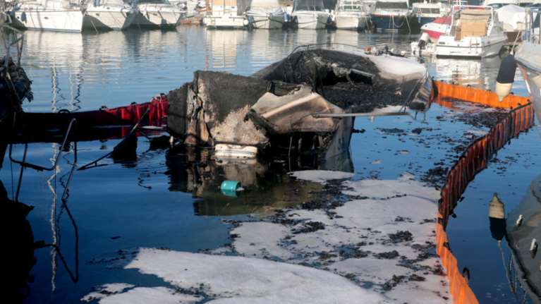 «Λαμπάδιασε» και βυθίστηκε σκάφος στη Μαρίνα Γλυφάδας