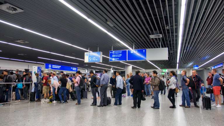 Μαρτυρία: «Νιώσαμε ταπεινωμένοι ως Ελληνες ταξιδιώτες σε Γερμανία»