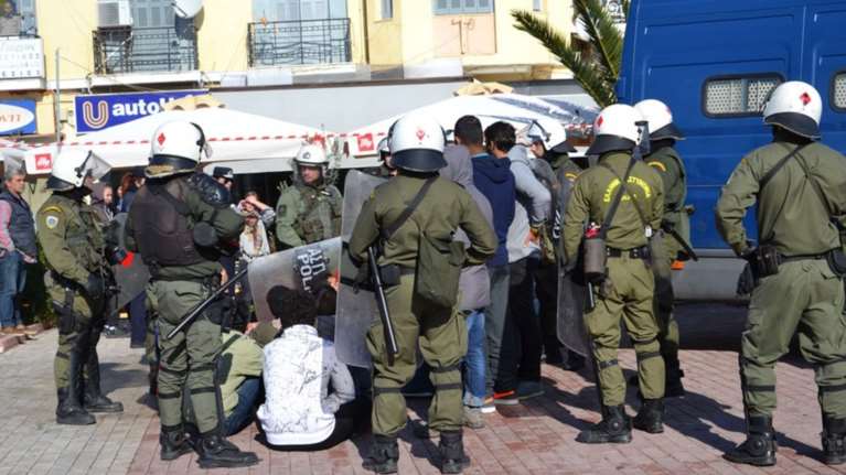 Ενταση στη Λέσβο: Πρόσφυγες πήγαν να στήσουν σκηνές σε πλατεία