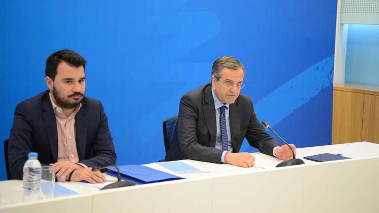 Τι έλεγαν για μια ώρα Σαμαράς - Παπαμιμίκος στη Βουλή