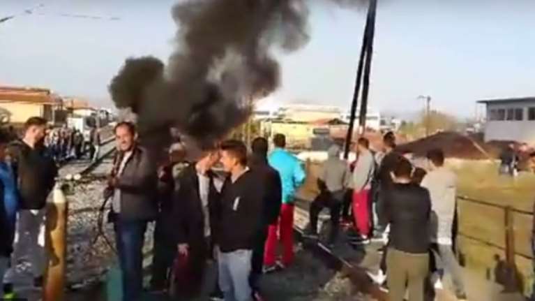 Κάτοικοι της Λάρισας κατέλαβαν τις γραμμές του τρένου - Βίντεο