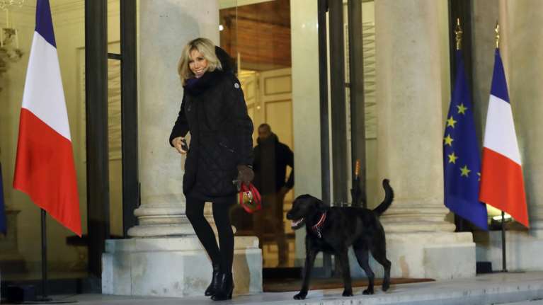 Η βραδινή βόλτα της Μπριζίτ Μακρόν με τον... Νέμο