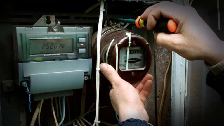 Ζητά να κόψουν το ρεύμα στο σπίτι που μένουν τα παιδιά του