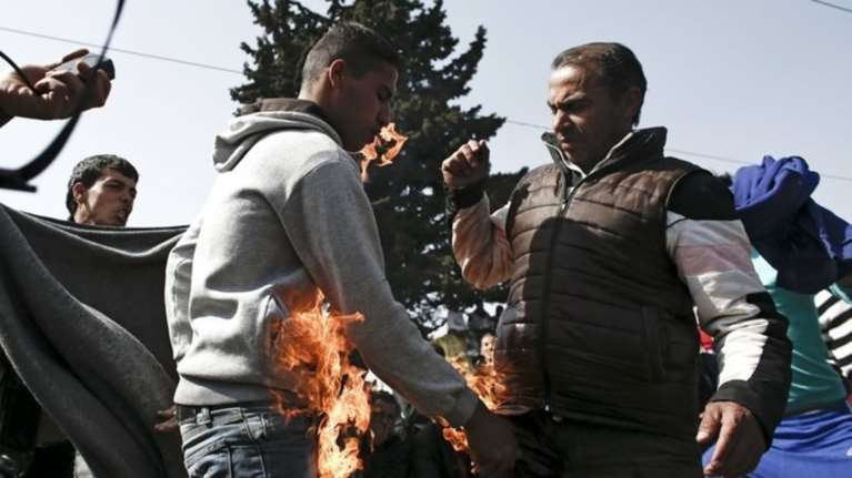 Με ρόπαλα και τζάμια πρόσφυγες εναντίον προσφύγων στις Θερμοπύλες