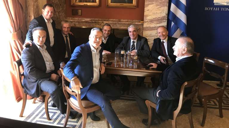 Το ...χαλαρό «γαλάζιο πηγαδάκι» στη Βουλή με τον Αντώνη Σαμαρά