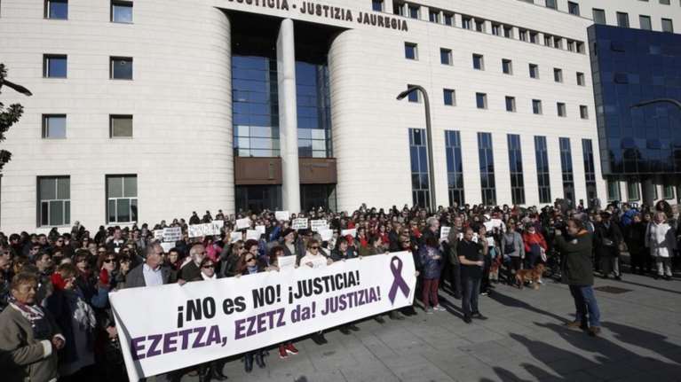 Σοκαρισμένη η Ισπανία παρακολουθεί τη δίκη για ομαδικό βιασμό