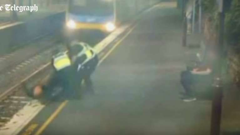 H δραματική διάσωση γυναίκας που έπεσε στο γραμμές του τρένου