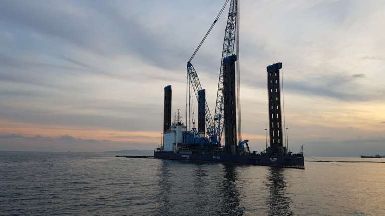 Τεράστιος γερανός θα βγάλει από το βυθό το ναυάγιο του Α.Ζώνη