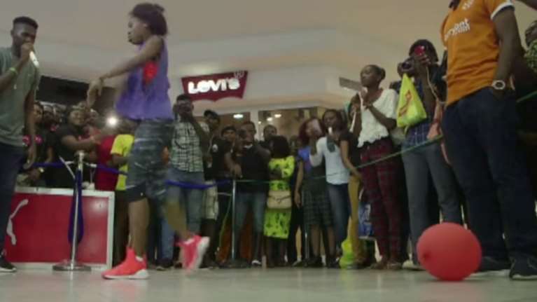 Μπήκε στο βιβλίο ρεκόρ Γκίνες χορεύοντας για 137 συνεχείς ώρες