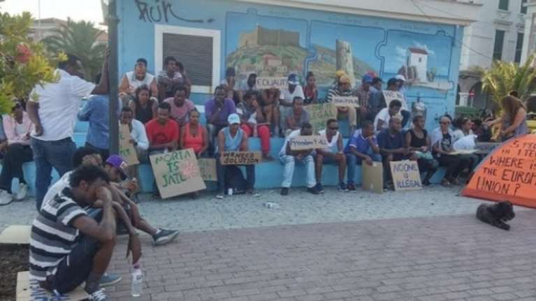 Κατάληψη στα γραφεία του ΣΥΡΙΖΑ από πρόσφυγες στη Μυτιλήνη