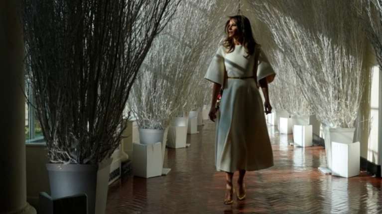 «Xιονάτη» η Μελάνια στον χριστουγεννιάτικο Λευκό Οίκο