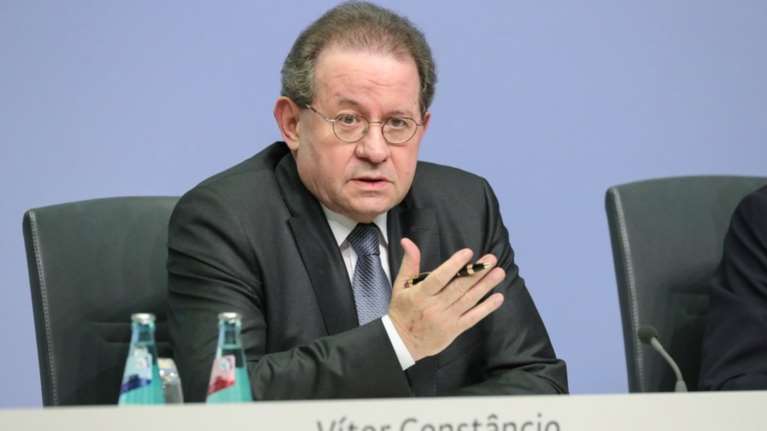 Εύσημα Κονστάντσιο στις ελληνικές τράπεζες για τα κόκκινα δάνεια