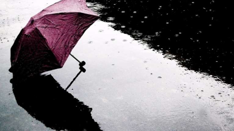 Καιρός: Καταιγίδες, χιόνια στα ορεινά και πτώση της θερμοκρασίας