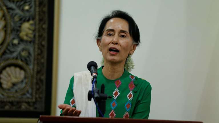 H Oξφόρδη παίρνει πίσω το βραβείο από την Αούνγκ Σαν Σου Κι