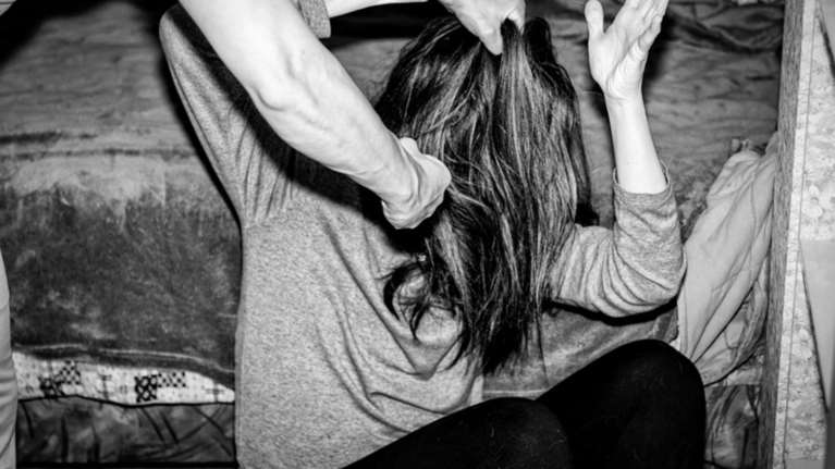 Ξυλοκόπησε άγρια τη γυναίκα του με λοστό και πέτρες