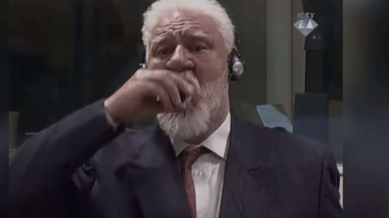 Κατηγορούμενος ήπιε δηλητήριο μέσα στο δικαστήριο της Χάγης